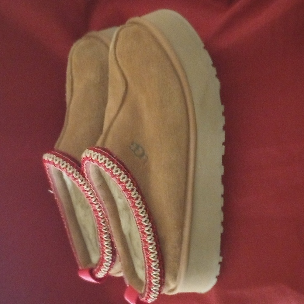 UGG Tazz Pre-owned Tan Slippers with Red Trim Size 9..Offers Welcome